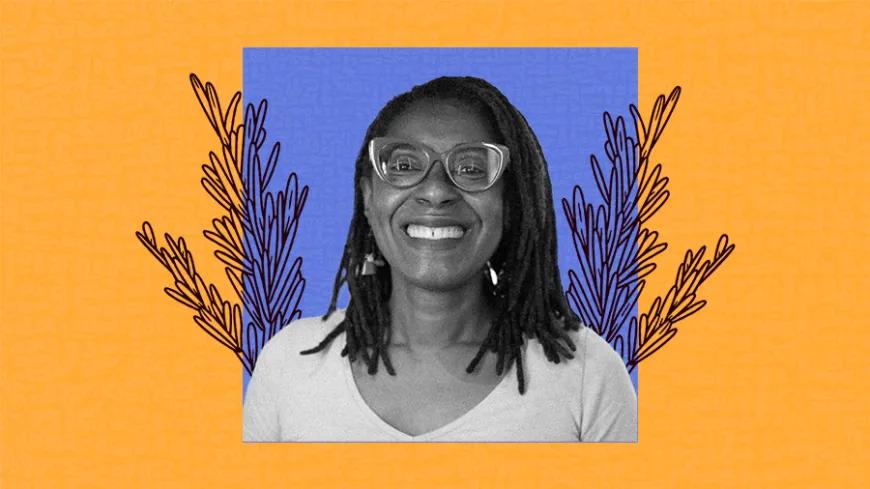 Retrato em preto e branco de mulher sorrindo. Ela usa óculos e blusa clara, com colar de corrente. Ao fundo, fundo amarelo com uma sobreposição de azul, e ramos em preto em ambos os lados.