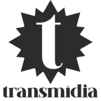 Logotipo da Transmídia composto por um símbolo escuro em formato estrelado com a letra “t” estilizada no centro, acompanhado do nome “transmídia” abaixo, em tipografia serifada.