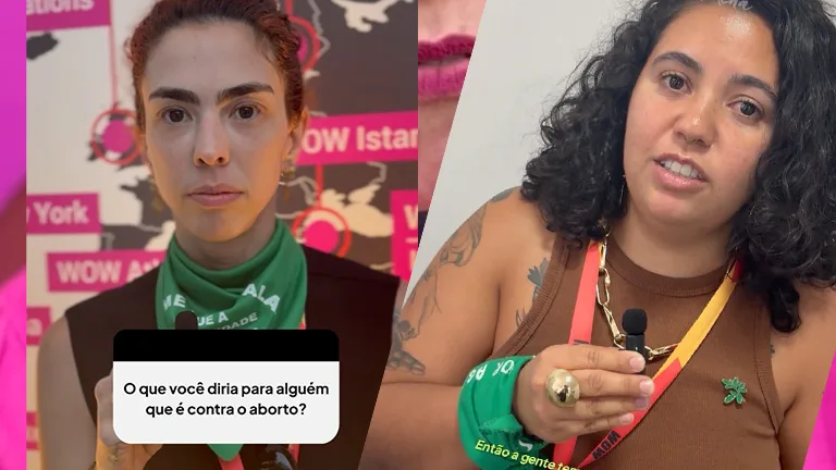 Imagem dividida em dois lados. À esquerda, uma mulher de cabelos presos olha diretamente para a câmera, diante de um painel com logotipos rosa e branco. Ela usa lenço verde no pescoço. À direita, outra mulher de cabelo curto e cacheado segura um microfone e fala, usando camiseta marrom e credencial colorida. Na tela aparece o texto: “O que você diria para alguém que é contra o aborto?”.