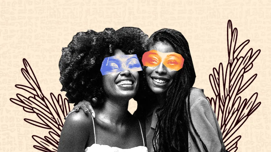 Duas mulheres negras sorrindo, abraçadas, olhando para a câmera. Cada uma tem uma faixa colorida sobre os olhos, azul e laranja. Ao fundo, há desenhos que lembram asas, sobre um fundo claro texturizado.