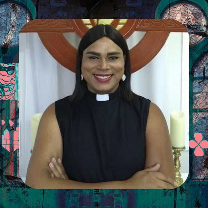 A imagem mostra uma mulher em retrato frontal, enquadrada do peito para cima, com os braços cruzados e um sorriso aberto. Ela tem pele escura, cabelos lisos e pretos, na altura dos ombros, com risca central. Usa brincos claros, de formato arredondado.

Veste uma roupa preta sem mangas com colarinho clerical branco, característico de lideranças religiosas cristãs. Sua postura é firme e confiante, com olhar direcionado à câmera.

Ao fundo, há um ambiente interno com elementos religiosos: um painel decorativo com formas geométricas em tons de vermelho e dourado aparece atrás da cabeça, criando um efeito de destaque. À direita, há uma vela branca apoiada em um castiçal dourado.

A imagem está inserida em uma moldura gráfica com cantos arredondados, composta por padrões em azul e verde, com texturas que lembram vitrais ou colagens, reforçando uma estética simbólica e religiosa.