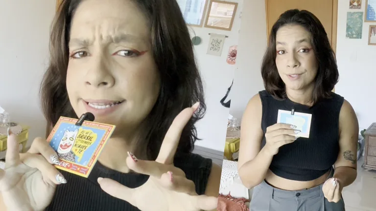À esquerda, uma mulher jovem de pele clara a média aparece em close, olhando para a câmera com expressão enfática, como se estivesse explicando algo. Ela tem cabelo escuro na altura dos ombros, usa delineado vermelho nos olhos e segura um pequeno objeto colorido com texto, próximo ao rosto, enquanto gesticula com a outra mão. À direita, a mesma mulher aparece em plano médio, em um ambiente interno claro, com quadros na parede ao fundo. Ela veste uma blusa preta sem mangas e segura um pequeno cartão, olhando para a câmera com expressão didática. A composição sugere um vídeo explicativo ou comentário, com foco na apresentação de ideias ou análise de conteúdo.