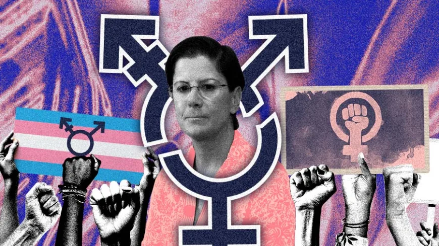 Colagem digital em tons de azul e rosa. No centro, aparece uma mulher de óculos com expressão séria. Ao redor dela está o símbolo transgênero ampliado. Em primeiro plano, várias mãos levantadas seguram cartazes e punhos cerrados, como em um protesto. Entre os cartazes aparecem a bandeira trans e um símbolo feminista com punho erguido, sugerindo um debate político sobre gênero e feminismo.