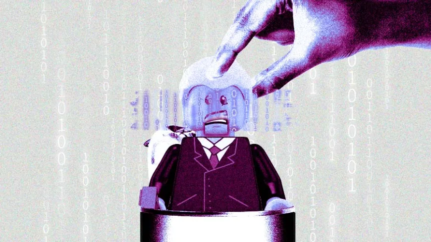 Colagem digital em tons de roxo e azul. No centro, um boneco semelhante a um brinquedo de encaixe, vestindo terno e gravata, aparece dentro de um suporte cilíndrico. Uma mão humana segura a parte superior transparente da cabeça do boneco, como se estivesse removendo ou manipulando a peça. Ao fundo, números binários se repetem, criando um ambiente digital.