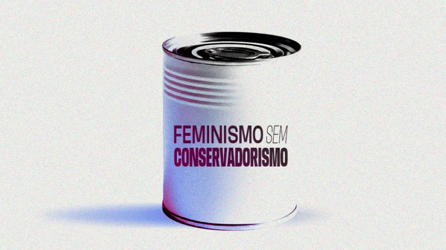 Em fundo claro, aparece uma lata metálica fechada, semelhante a uma lata de alimentos. No centro da lata está escrito “Feminismo sem conservadorismo”, em letras escuras. A imagem usa tons frios e iluminação suave, criando um visual minimalista que remete à ideia de um conceito “enlatado” ou contido.