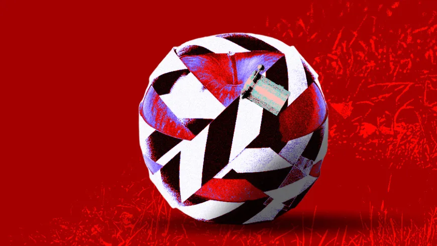 Fundo vermelho intenso, com textura que lembra grama ou um campo estilizado. No centro da imagem, há uma maçã com formato arredondado, mas construída a partir de padrões geométricos em preto, branco e tons de vermelho, criando um efeito visual fragmentado e artificial. Preso à superfície da maçã, há um pequeno dispositivo retangular, semelhante a uma etiqueta eletrônica ou selo, com detalhes em cores claras e uma faixa nas cores da bandeira trans (azul, rosa e branco). A imagem combina um elemento orgânico (a maçã) com um objeto de controle ou identificação, sugerindo ideias de vigilância, classificação ou marcação de corpos, em um contexto simbólico ligado a gênero.