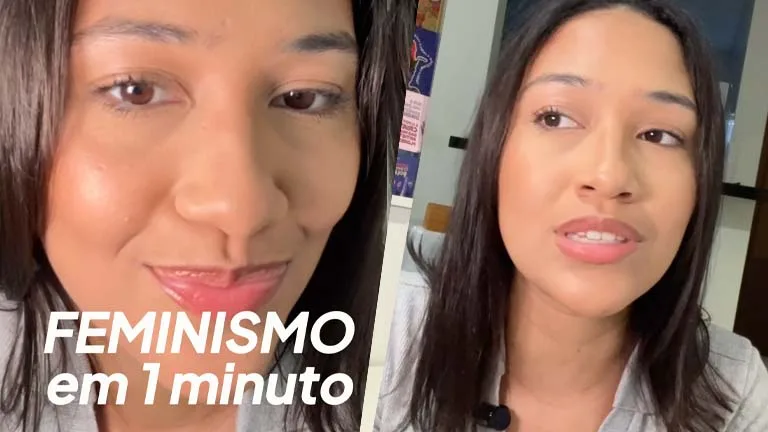 A imagem está dividida em duas partes, mostrando a mesma mulher em enquadramentos diferentes, como em um vídeo para redes sociais. À esquerda, há um close no rosto de uma mulher jovem adulta, de pele clara, com cabelos castanhos lisos e soltos. Ela olha diretamente para a câmera com leve sorriso. Sobre a imagem, em letras brancas, está escrito: “FEMINISMO em 1 minuto”. À direita, a mesma mulher aparece em plano médio, com o corpo levemente de lado, como se estivesse falando ou explicando algo. Ela usa uma camisa clara e um microfone preso à roupa, indicando gravação de conteúdo.