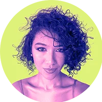Flávia Santos está de frente, com expressão serena, olhando para a câmera. Tem cabelo curto escuro, cacheado, repartido de lado. A imagem usa um filtro em tons roxos e rosas sobre a pele e o cabelo, contrastando com um fundo verde-limão. Ela veste uma blusa de alça fina.