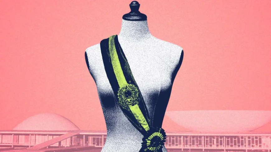 A imagem mostra um manequim de costura, sem cabeça e sem braços, posicionado de frente. Ele é branco, com textura pontilhada, típico de ateliês de moda. Sobre o manequim, está colocada uma faixa presidencial, atravessada do ombro até a lateral do tronco. A faixa tem as cores verde e amarela, com um emblema central que remete ao brasão da República, sugerindo o cargo mais alto do Poder Executivo. Ao fundo, aparece a silhueta do Congresso Nacional, em Brasília, com suas cúpulas características, reforçando o contexto político. A imagem tem um tratamento gráfico estilizado, com tons predominantes de rosa e vermelho no fundo, contrastando com o verde da faixa. A ausência de um corpo humano dentro do manequim sugere vazio ou falta de representação, evocando a ideia de ausência de mulheres ou diversidade nos espaços de poder.
