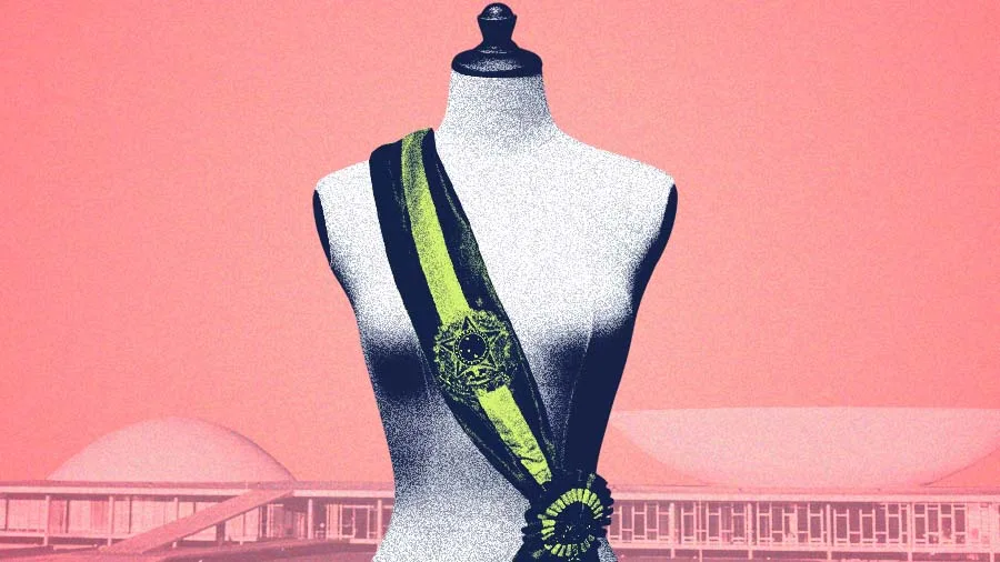 A imagem mostra um manequim de costura, sem cabeça e sem braços, posicionado de frente. Ele é branco, com textura pontilhada, típico de ateliês de moda. Sobre o manequim, está colocada uma faixa presidencial, atravessada do ombro até a lateral do tronco. A faixa tem as cores verde e amarela, com um emblema central que remete ao brasão da República, sugerindo o cargo mais alto do Poder Executivo. Ao fundo, aparece a silhueta do Congresso Nacional, em Brasília, com suas cúpulas características, reforçando o contexto político. A imagem tem um tratamento gráfico estilizado, com tons predominantes de rosa e vermelho no fundo, contrastando com o verde da faixa. A ausência de um corpo humano dentro do manequim sugere vazio ou falta de representação, evocando a ideia de ausência de mulheres ou diversidade nos espaços de poder.