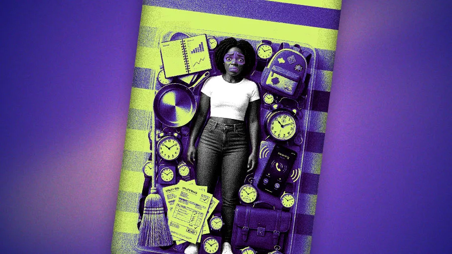Ilustração em estilo colagem digital, com estética vibrante nas cores roxo, lilás e verde-limão. No centro da imagem, uma mulher negra aparece deitada de costas, com expressão de cansaço ou sobrecarga emocional. Ela veste camiseta branca de manga curta, calça jeans azul e tênis claros. Seu corpo está cercado por diversos objetos que simbolizam tarefas, responsabilidades e pressões cotidianas. Ao redor dela estão espalhados vários relógios analógicos, alguns grandes e outros pequenos, sugerindo pressão constante do tempo. Também aparecem uma panela, uma vassoura, uma mochila escolar, um celular tocando, uma bolsa, papéis ou contas, além de um caderno com gráficos. Esses elementos remetem ao acúmulo de funções como trabalho, cuidados domésticos, estudos, maternidade e gestão da vida cotidiana. O fundo é composto por listras diagonais em verde e roxo, reforçando a sensação visual de intensidade e exaustão.