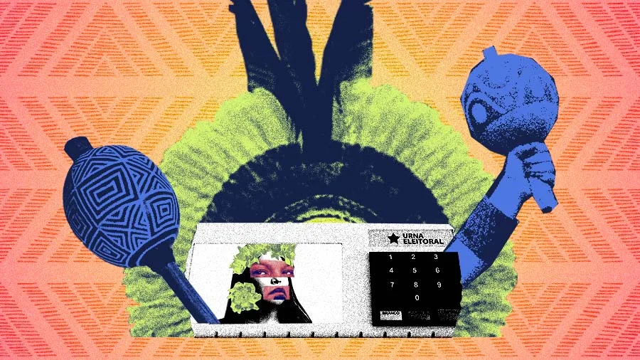 A imagem é uma ilustração com estética gráfica e cores vibrantes. No centro, aparece uma urna eletrônica, vista de frente. Na tela da urna, há o rosto de uma pessoa parcialmente coberto por folhas verdes, sugerindo uma conexão com identidade, natureza ou ancestralidade. À direita da urna, há um teclado numérico, característico do equipamento de votação brasileiro. Ao redor da urna, surgem elementos simbólicos: dois braços estilizados levantam maracás — instrumentos tradicionais indígenas — um de cada lado. Os maracás têm padrões geométricos e estão em cores contrastantes, como azul e verde. Ao fundo, há um grande cocar indígena, formando uma espécie de halo atrás da urna, reforçando a referência cultural e política. O fundo é composto por padrões geométricos em tons de laranja e vermelho. A composição sugere a presença e a participação de povos indígenas no processo democrático, associando cultura, identidade e política.