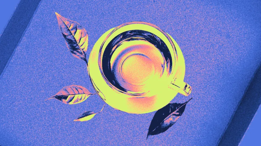 Ilustração em estilo gráfico e artístico, com paleta vibrante em tons de azul, roxo, rosa e amarelo. Vista de cima, uma xícara posicionada no centro da imagem contém uma bebida quente, provavelmente café ou chá. A xícara tem formato arredondado, com alça visível à direita, e está apoiada sobre uma superfície plana. Ao redor da xícara, folhas espalhadas sugerem elementos naturais, como se a bebida estivesse associada a ervas, plantas ou um contexto de pausa e contemplação. As folhas aparecem em posições diagonais, criando sensação de movimento visual. O fundo apresenta textura granulada em azul intenso, com sombras diagonais que adicionam profundidade à composição.