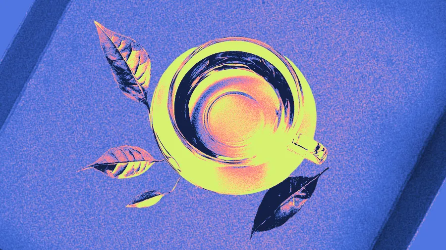 Ilustração em estilo gráfico e artístico, com paleta vibrante em tons de azul, roxo, rosa e amarelo. Vista de cima, uma xícara posicionada no centro da imagem contém uma bebida quente, provavelmente café ou chá. A xícara tem formato arredondado, com alça visível à direita, e está apoiada sobre uma superfície plana. Ao redor da xícara, folhas espalhadas sugerem elementos naturais, como se a bebida estivesse associada a ervas, plantas ou um contexto de pausa e contemplação. As folhas aparecem em posições diagonais, criando sensação de movimento visual. O fundo apresenta textura granulada em azul intenso, com sombras diagonais que adicionam profundidade à composição.