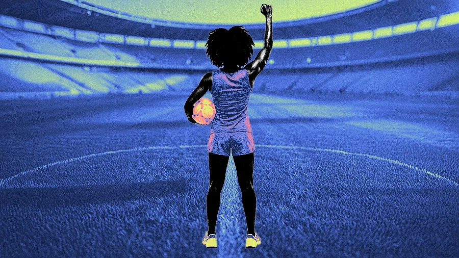 A imagem mostra a silhueta de uma mulher vista de costas, posicionada no centro de um estádio de futebol vazio. Ela tem cabelo crespo volumoso e veste roupa esportiva — regata e short. Com uma das mãos, segura uma bola de futebol junto ao corpo; com a outra, levanta o punho fechado para o alto, em gesto de força ou protesto. O campo e as arquibancadas ao redor aparecem em tons de azul, criando um ambiente amplo e imersivo. A figura da mulher e a bola recebem cores mais quentes, como rosa e laranja, destacando-se do fundo. A composição sugere presença, resistência e ocupação de um espaço historicamente masculino.