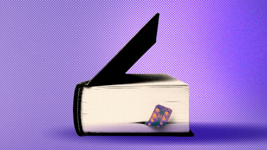 A imagem mostra um livro grosso, de capa preta e páginas claras, visto de lado e apoiado horizontalmente. A capa está parcialmente aberta para cima, formando um ângulo agudo, como se o livro estivesse entreaberto. Preso entre as páginas, aparece um blister de comprimidos — uma cartela de remédio — parcialmente encaixado na lateral do livro. O fundo é roxo com textura pontilhada, e a imagem tem tratamento gráfico estilizado, com contraste forte entre o preto da capa, o claro das páginas e o roxo ao redor.