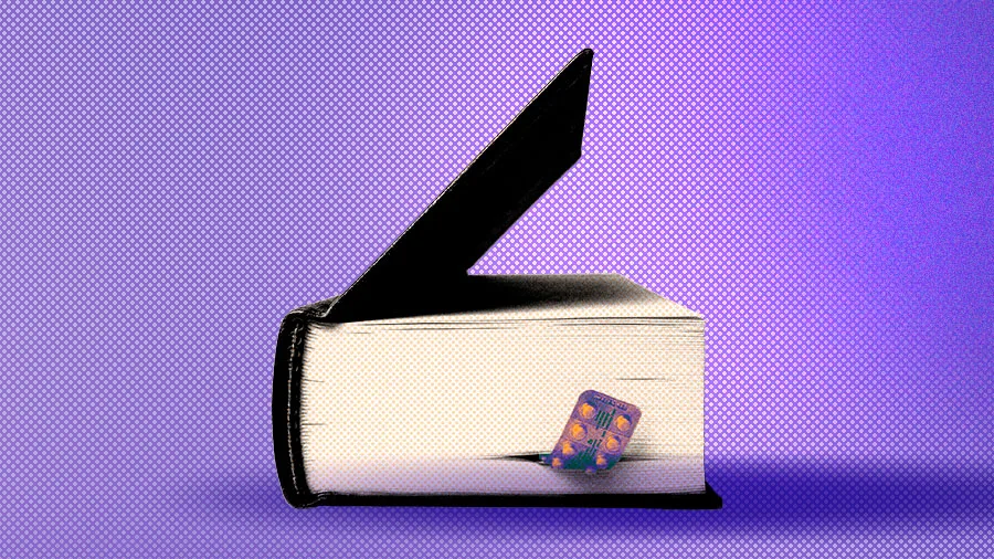 A imagem mostra um livro grosso, de capa preta e páginas claras, visto de lado e apoiado horizontalmente. A capa está parcialmente aberta para cima, formando um ângulo agudo, como se o livro estivesse entreaberto. Preso entre as páginas, aparece um blister de comprimidos — uma cartela de remédio — parcialmente encaixado na lateral do livro. O fundo é roxo com textura pontilhada, e a imagem tem tratamento gráfico estilizado, com contraste forte entre o preto da capa, o claro das páginas e o roxo ao redor.