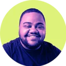 Esta é uma imagem de estilo duotone com alto contraste. Ela apresenta o retrato de um homem sorridente em tons de roxo vibrante, inserido em um fundo circular na cor amarelo-lima.