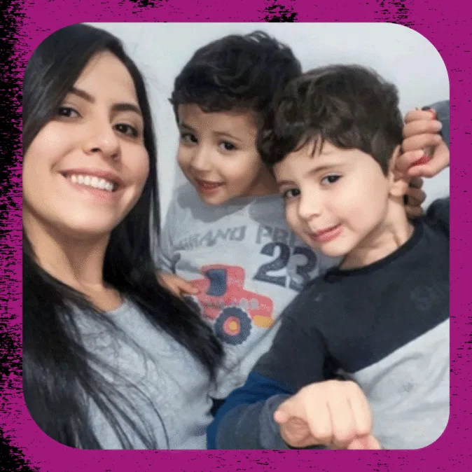 Ana Beatriz é branca de cabelos pretos e lisos. Na foto, ela está com os dois filhos autistas.