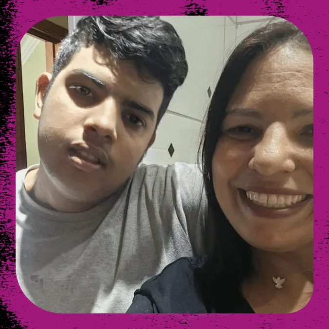 Maritel é negra não retinta, com cabelos castanhos lisos. Na foto está acompanhada do filho adolescente diagnosticado com TEA