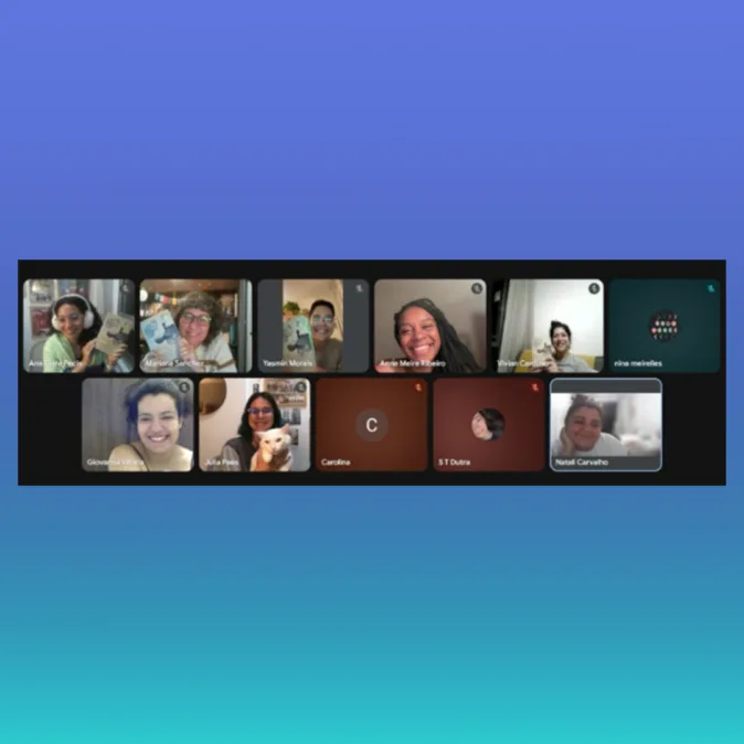 Captura de tela de outro encontro virtual do Clube do Livro d’AzMina, com dez participantes em formato de grade. Muitas exibem o livro Tornar-se Palestina, de Lina Meruane, com capa azul-clara, enquanto interagem em uma videochamada descontraída.