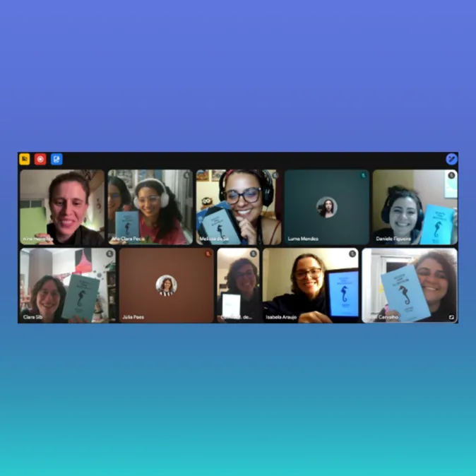 Captura de tela de outro encontro virtual do Clube do Livro d’AzMina, com dez participantes em formato de grade. Muitas exibem o livro Tornar-se Palestina, de Lina Meruane, com capa azul-clara, enquanto interagem em uma videochamada descontraída.