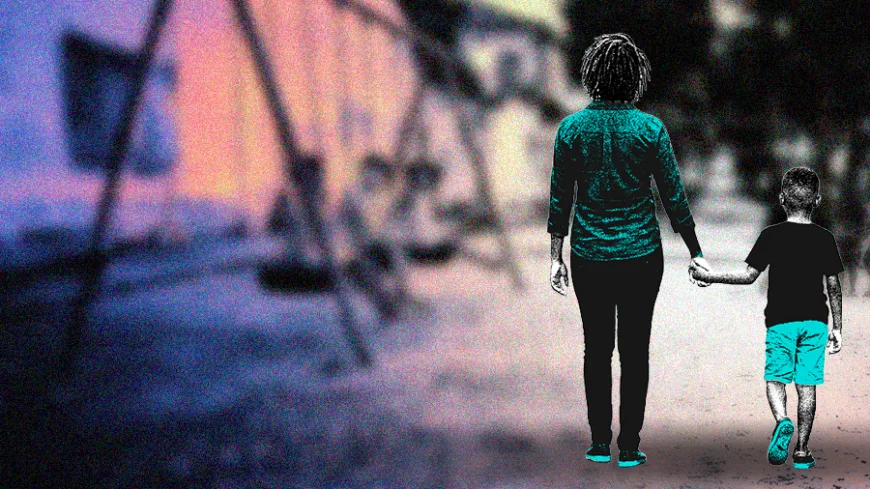 Mulher e criança caminham de mãos dadas, de costas, por uma rua de terra em uma comunidade periférica. A imagem tem fundo desfocado em preto e branco, com tons de azul, roxo e rosa nas laterais, criando uma atmosfera de solidão e sobrecarga.