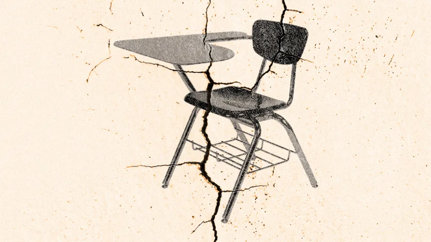 Imagem em estilo de ilustração digital, com aparência granulada e tons monocromáticos. Ao centro, há uma carteira escolar antiga, composta por uma cadeira preta acoplada a uma pequena mesa lateral cinza. O móvel aparece levemente inclinado para a direita sobre um fundo bege claro. Uma grande rachadura preta atravessa toda a imagem na vertical, começando na parte superior e seguindo até a borda inferior. A fissura corta a carteira ao meio, passando pelo tampo da mesa, pelo assento e pela estrutura metálica da cadeira. Pequenas rachaduras secundárias e marcas escuras se espalham ao redor, reforçando a sensação de desgaste e ruptura.