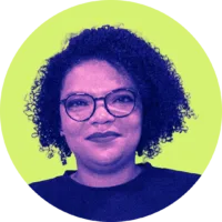 Simony é uma mulher negra, de cabelos crespos na altura do pescoço. A foto tem fundo esverdeado.
