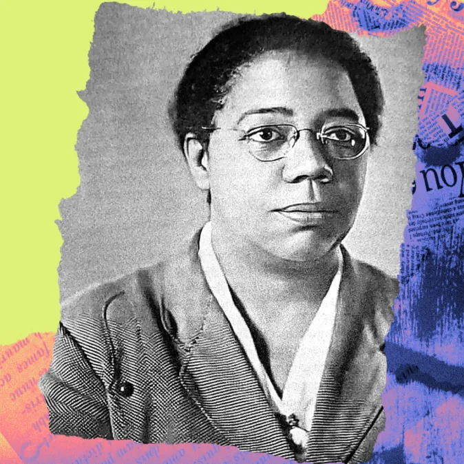 Montagem gráfica apresenta um retrato em preto e branco de Antonieta de Barros, mulher negra de cabelos presos e óculos redondos, olhando diretamente para a câmera com expressão serena. Ela veste blazer escuro e camisa clara. A fotografia aparece sobreposta a um fundo de colagem com recortes de jornais em tons de azul e roxo, além de áreas em verde-claro e rosa. A composição remete à memória, ao jornalismo e à relevância histórica de Antonieta de Barros como educadora, escritora e pioneira na política brasileira.
