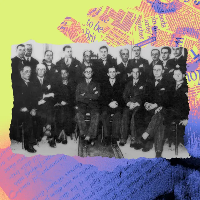 Fotografia histórica em preto e branco mostra uma sessão legislativa ou reunião oficial composta majoritariamente por homens brancos de terno e gravata. Entre eles, ao centro da primeira fileira, está Antonieta de Barros, única mulher visível na imagem, sentada entre os demais integrantes do grupo. A fotografia está inserida em uma montagem gráfica com recortes de jornais em tons de azul e rosa sobre fundo verde-claro. A cena evidencia o pioneirismo de Antonieta ao ocupar espaços de poder e representação política em um período marcado pela exclusão de mulheres e pessoas negras das instituições públicas.