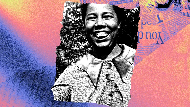 Montagem gráfica apresenta uma fotografia em preto e branco de Antonieta de Barros sorrindo amplamente. Ela veste uma blusa de tecido texturizado com gola larga e botões frontais, enquanto aparece diante de uma área arborizada. A imagem está sobreposta a um fundo artístico em tons de rosa, azul e laranja, com recortes de jornais espalhados pela composição. O retrato destaca um momento mais espontâneo e humano de Antonieta, educadora, jornalista e pioneira negra na política brasileira, cuja trajetória desafiou barreiras de raça, classe e gênero.