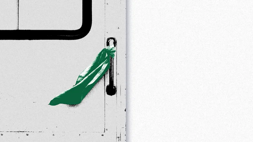 Ilustração em preto e branco mostra a lateral de uma porta ou veículo com uma maçaneta metálica ao centro. Preso à maçaneta, um lenço verde esvoaça para a esquerda, destacando-se como único elemento colorido da composição. O fundo é minimalista e possui amplo espaço vazio à direita. O lenço verde, símbolo da luta pelo direito ao aborto na América Latina, sugere resistência, mobilização feminista e reivindicação por direitos reprodutivos.