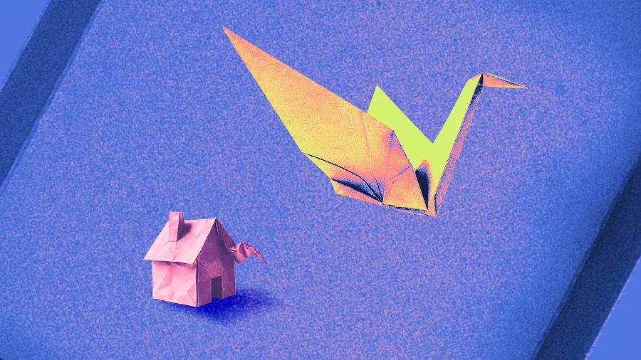 Imagem ilustrativa em tons de azul e roxo mostra uma pequena casa de origami rosa sobre uma superfície texturizada. À direita, um pássaro de origami colorido, em amarelo, laranja e verde, parece voar para longe da casa, remetendo à ideia de fuga, sobrevivência e recomeço.