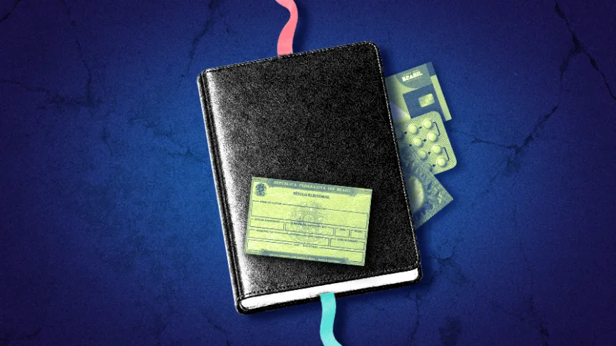 Ilustração mostra um livro de capa preta sobre um fundo azul-escuro com rachaduras. Entre suas páginas aparecem parcialmente uma cartela de pílulas anticoncepcionais e um cartão de título de eleitor. Duas fitas marcadoras, uma rosa e outra azul-turquesa, saem das extremidades do caderno. A composição sugere a relação entre direitos reprodutivos, participação política e autonomia sobre o próprio corpo.