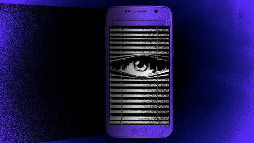 lustração mostra um celular sobre um fundo escuro em tons de roxo e azul. Na tela do aparelho, uma persiana parcialmente aberta revela um único olho humano olhando para quem observa a imagem. O contraste entre o smartphone e o olhar oculto cria uma sensação de vigilância, invasão de privacidade e monitoramento digital, remetendo aos riscos de espionagem e violência facilitada pela tecnologia.