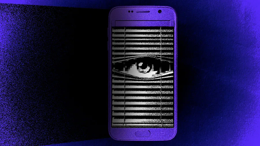 lustração mostra um celular sobre um fundo escuro em tons de roxo e azul. Na tela do aparelho, uma persiana parcialmente aberta revela um único olho humano olhando para quem observa a imagem. O contraste entre o smartphone e o olhar oculto cria uma sensação de vigilância, invasão de privacidade e monitoramento digital, remetendo aos riscos de espionagem e violência facilitada pela tecnologia.