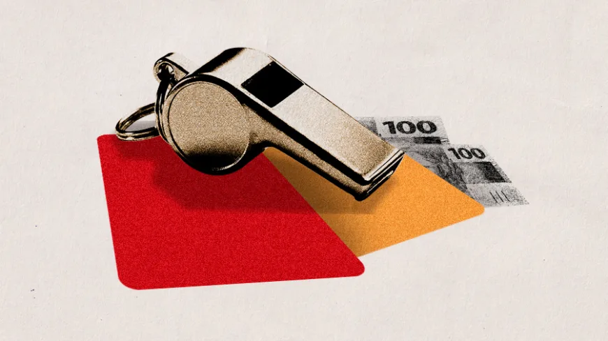 Ilustração mostra um apito metálico sobre dois cartões, um vermelho e outro amarelo, semelhantes aos utilizados por árbitros no futebol. Ao lado do apito, parcialmente escondidas, aparecem cédulas de cem reais. Sobre fundo claro e minimalista, a composição associa símbolos do esporte ao dinheiro, sugerindo temas como corrupção, punições, conflitos de interesse ou influência financeira nas decisões esportivas.