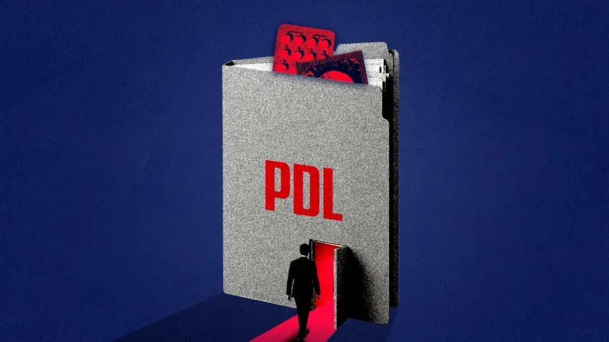 Ilustração mostra uma grande pasta de arquivo cinza com a sigla “PDL” em vermelho, posicionada sobre um fundo azul-escuro. Na parte inferior da pasta há uma pequena porta aberta, iluminada em vermelho, pela qual entra a silhueta de uma pessoa. Papéis e imagens em vermelho aparecem parcialmente para fora da parte superior da pasta. A composição remete aos Projetos de Decreto Legislativo e à ideia de um caminho direto para decisões tomadas no Congresso.