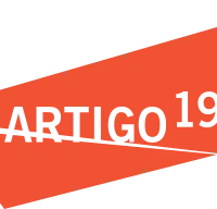 Logo da ARTIGO 19, com o nome da organização em preto sobre uma forma geométrica irregular laranja-avermelhada.