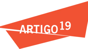 Logo da ARTIGO 19, com o nome da organização em preto sobre uma forma geométrica irregular laranja-avermelhada.
