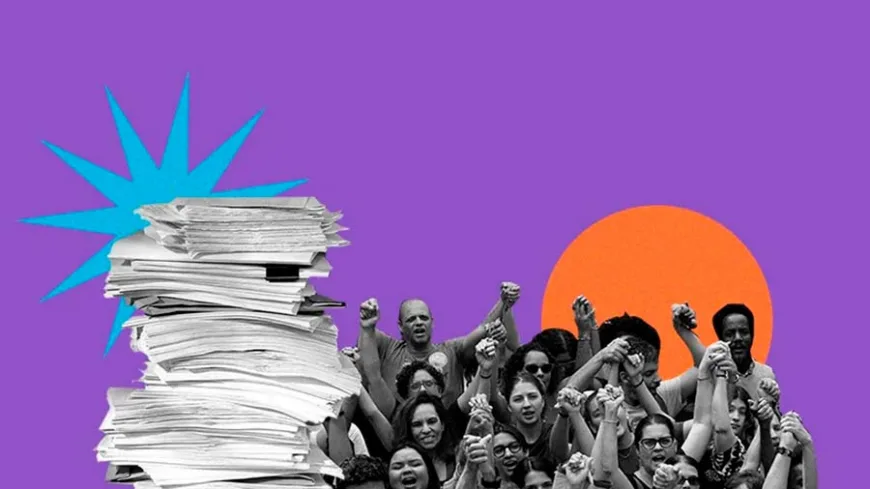 Colagem sobre fundo roxo. À esquerda, há uma pilha alta de papéis com uma estrela azul por trás. À direita, uma foto em preto e branco de mulheres negras protestando com os punhos erguidos, posicionada à frente de um círculo laranja.