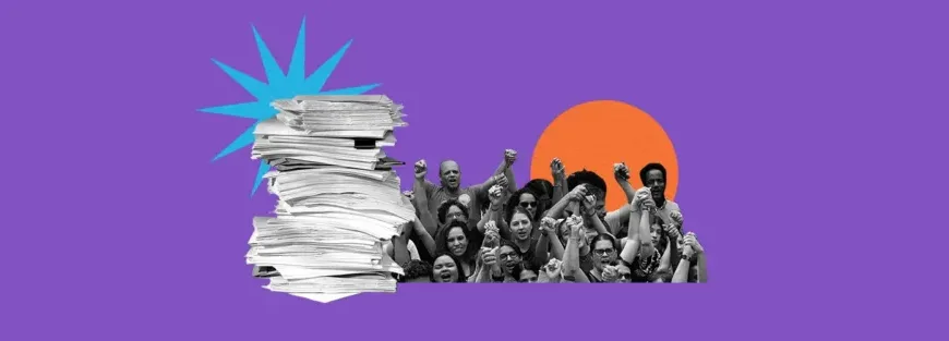 Colagem sobre fundo roxo. À esquerda, há uma pilha alta de papéis com uma estrela azul por trás. À direita, uma foto em preto e branco de mulheres negras protestando com os punhos erguidos, posicionada à frente de um círculo laranja.
