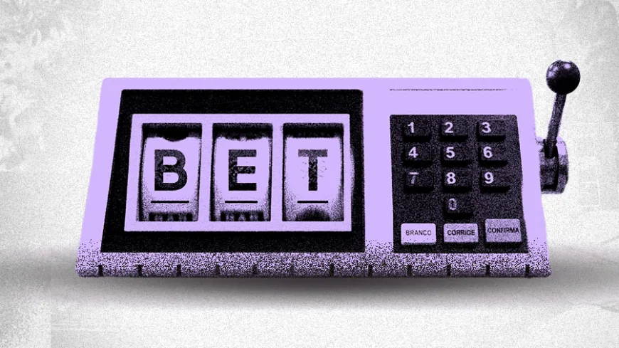 Imagem horizontal com fundo branco e textura granulada. Ao centro, há uma máquina de apostas, em tom lilás, com três espaços de resultado exibindo as letras “B E T” em preto. À direita da tela, há um teclado numérico com os números de 1 a 9 e 0, além de três botões identificados como “BRANCO”, “CORRIGE” e “CONFIRMA”. Na lateral direita da máquina, há uma alavanca preta. A imagem tem estética de colagem e alto contraste, com predominância de preto, branco e lilás.