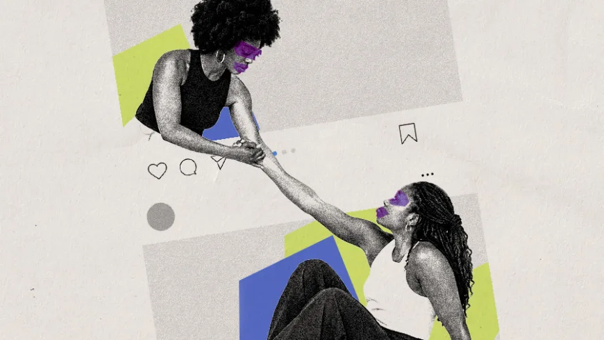 Imagem em preto e branco, com detalhes gráficos em verde-limão, azul e roxo. Duas mulheres aparecem em posições opostas, conectadas pelas mãos: uma está na parte superior, inclinada para baixo, enquanto a outra está na parte inferior, sentada e estendendo o braço para cima. Ao fundo, há formas geométricas coloridas e elementos que remetem à interface de uma rede social, como ícones de curtida, comentário, compartilhamento e marcador.