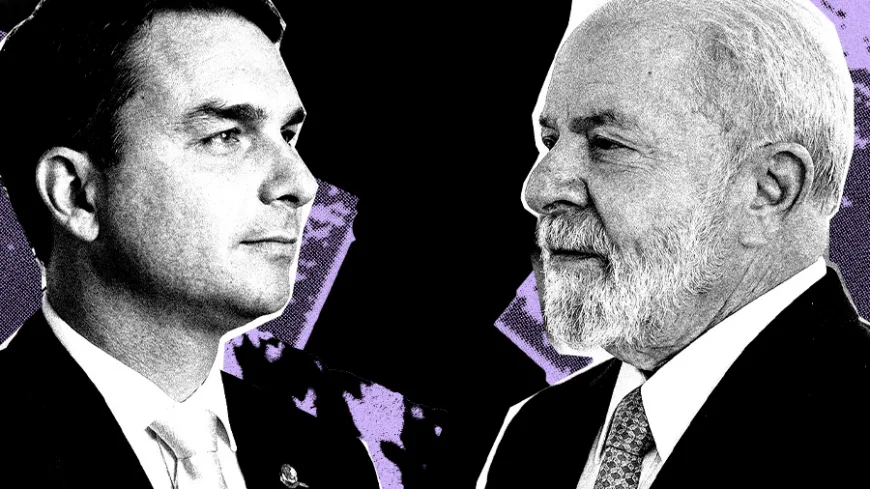 Imagem em preto e branco, com detalhes gráficos em roxo. Dois homens aparecem em primeiro plano, de perfil, posicionados frente a frente e olhando um para o outro. À esquerda da imagem está Flávio Bolsonaro, com cabelos escuros, vestindo terno e gravata. À direita está Lula, com cabelos e barba brancos, também vestindo terno e gravata. Ao fundo, há formas abstratas em roxo sobre um fundo predominantemente preto.